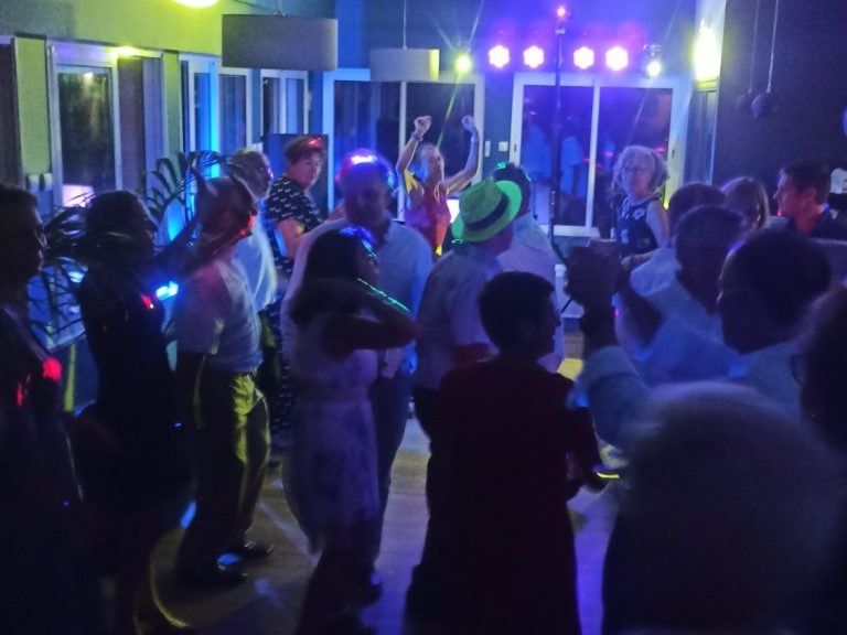 Soirée dansante avec DJ lors d'un mariage en Vendée